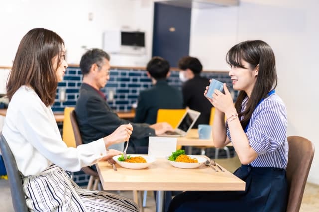 外食する二人の女性